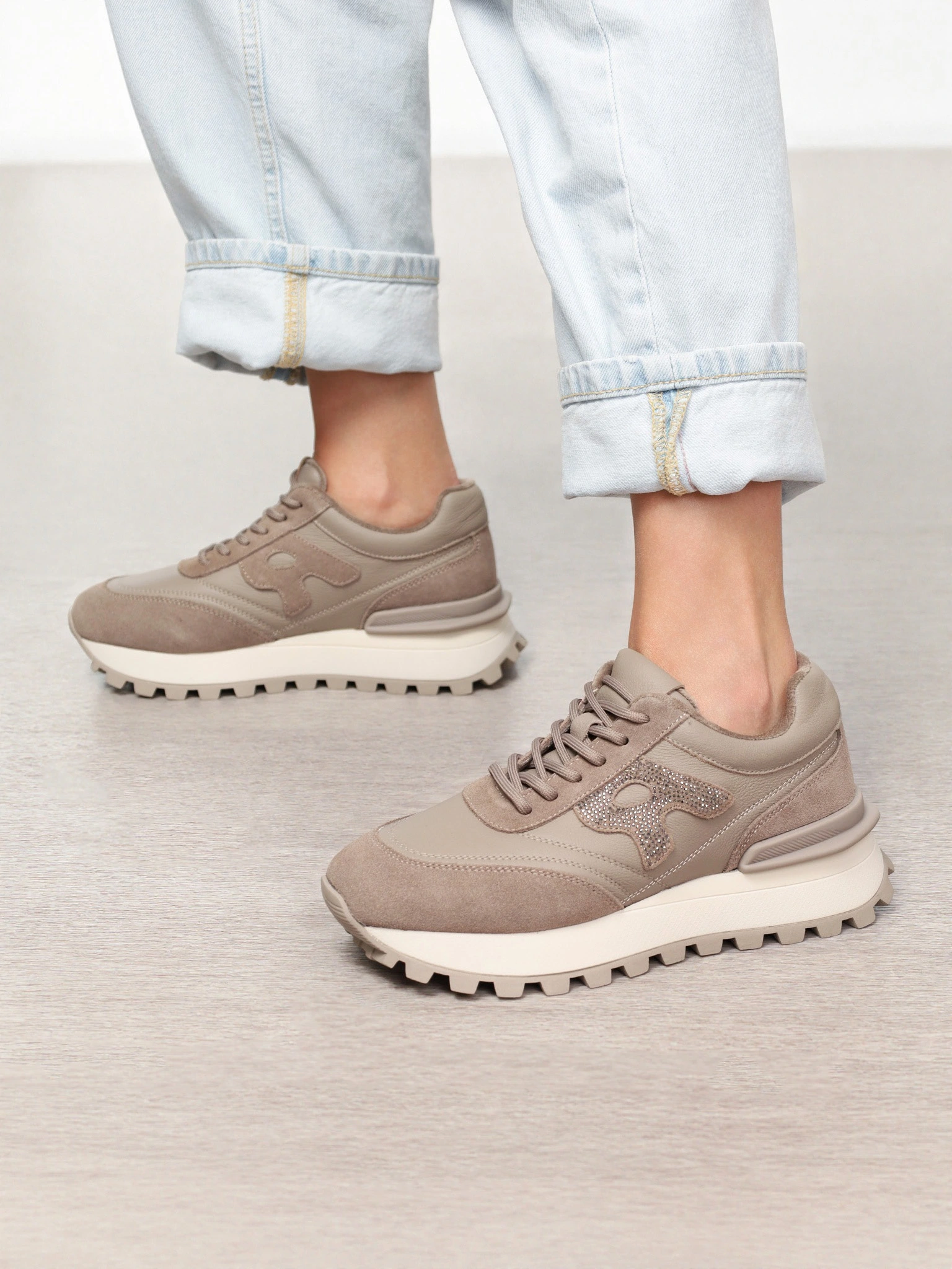 Кроссовки комбинированные серого цвета на рельефной подошве